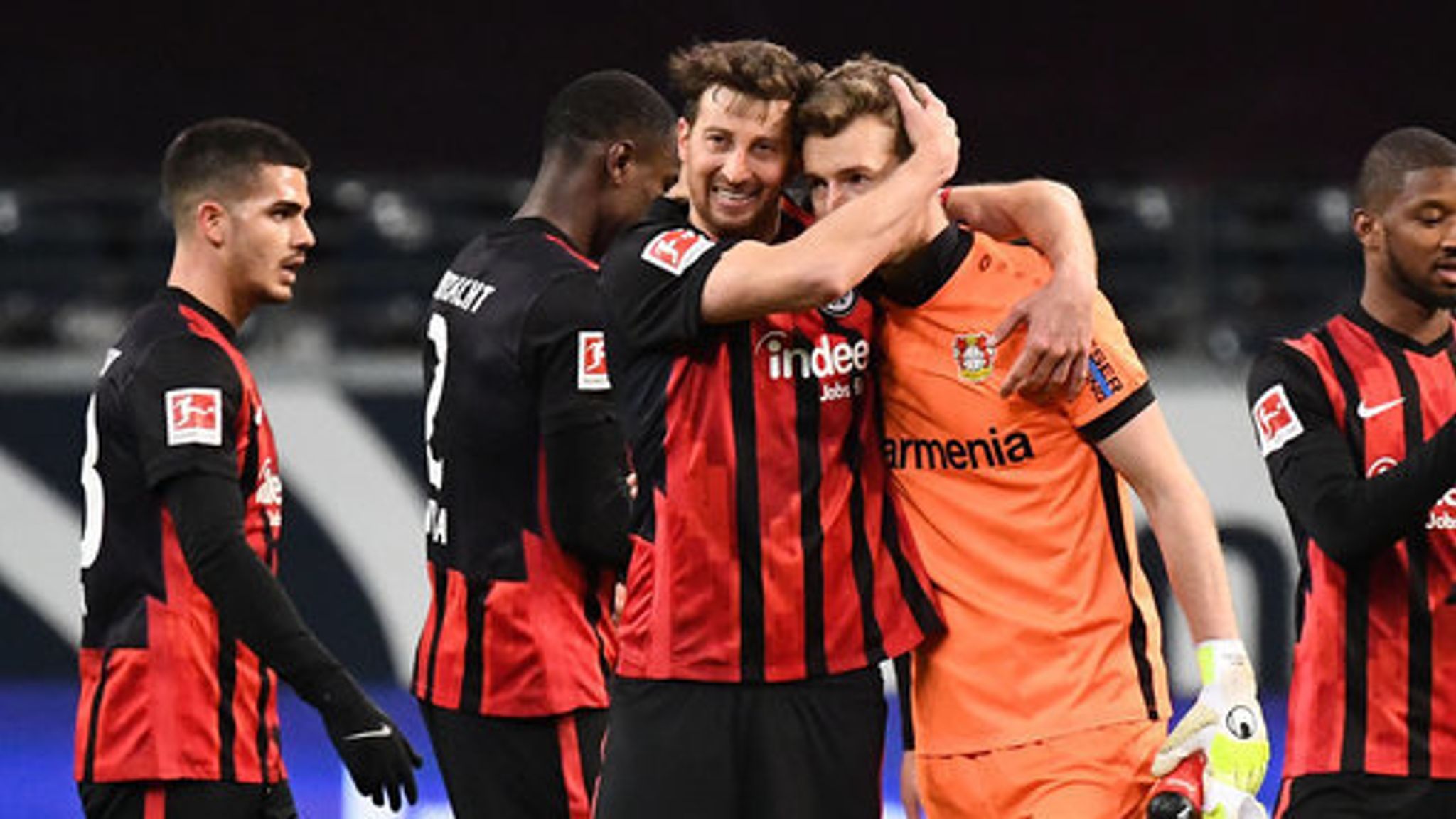 David Abraham celebrates Eintracht Frankfurt's win with Lukas Hradecky
