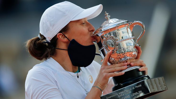 Poland's Iga Swiatek celebrates winning the French Open after beating Sofia Kenin in the final. (AP Photo/Christophe Ena)
