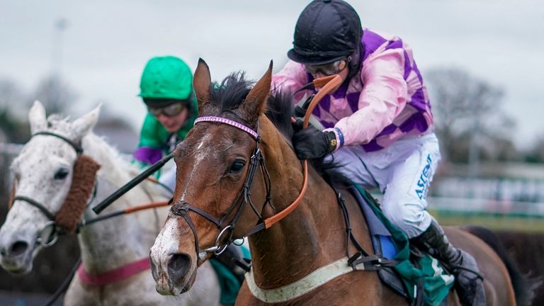 Notachance leads on the run-in at Warwick