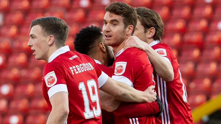 Aberdeen's Tommie Hoban (centre) celebrates making it 1-0 against Motherwell