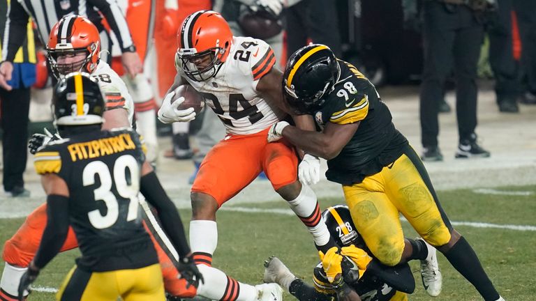 NFL round-up: Browns beat Steelers to clinch first playoff spot in