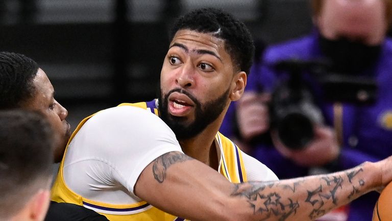 Anthony Davis evades the Spurs' Rudy Gay and Drew Eubanks during the first half (AP Photo/Darren Abate)