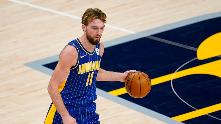 Domantas Sabonis top-scored for Indiana with 25 points as the Pacers beat the Cleveland Cavaliers.