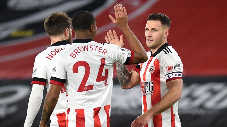 Billy Sharp celebra su gol con Rhian Brewster y Oliver Norwood