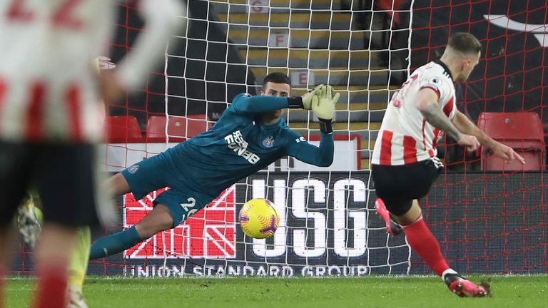 Billy Sharp le da al Sheffield United una ventaja de 1-0 ante el Newcastle de diez hombres (AP)