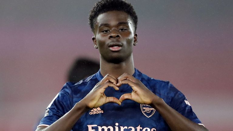 Bukayo Saka célèbre son but