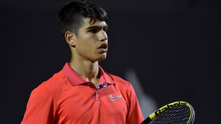 Spanish tennis player Carlos Alcaraz during a match against Argentine tennis player Federico Coria at Rio Open 2020, stage ATP 500 of the world tennis circuit, held at the Jockey Club Brasileiro, where competitions take place between the 15th and the 22nd of February. Photo: Thiago Ribeiro / AGIF (via AP)