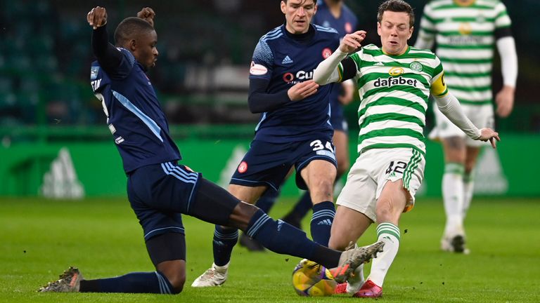 GLASGOW, ESCOCIA - 27 DE ENERO: Callum McGregor y Hakeem Odoffin del Celtic en acción durante el partido de Premiership escocés entre Celtic y Hamilton en el Celtic Park el 27 de enero de 2021, en Glasgow, Escocia.  (Foto de Rob Casey / SNS Group)