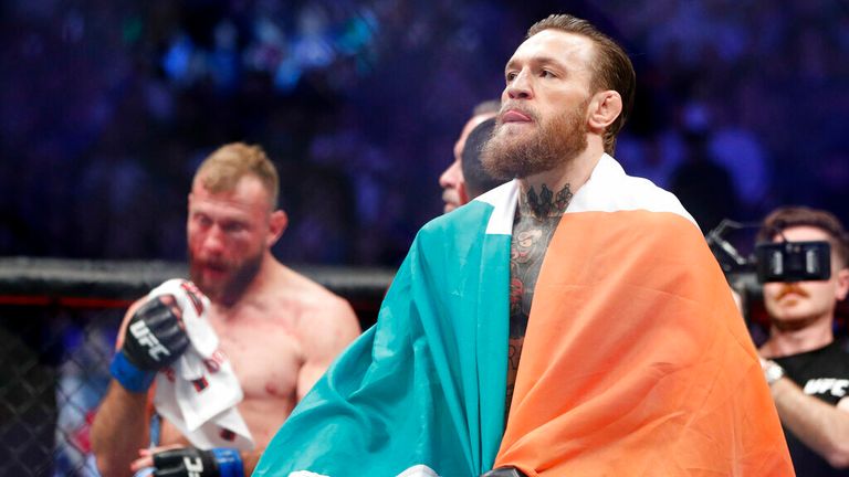 AP - Conor McGregor celebra tras derrotar a Donald & # 34; Cowboy & # 34;  Cerrone durante una pelea de artes marciales mixtas de peso welter de UFC 246