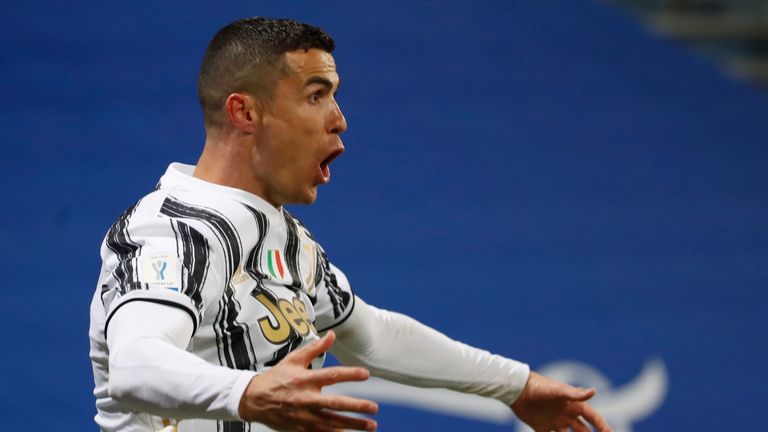 Cristiano Ronaldo ha segnato un gol per la Juventus nella nona vittoria in Supercoppa italiana mentre ha allungato il record battendo il Napoli per 2-0 mercoledì.