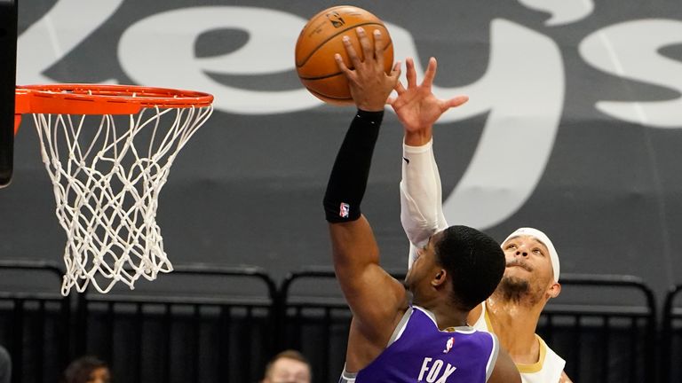 Sacramento Kings guard De&#39;Aaron Fox goes up to dunk against New Orleans Pelicans guard Josh Hart