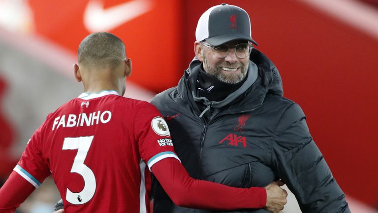 Liverpool v Wolverhampton Wanderers - Premier League - Anfield Liverpool & # 39; s Fabinho accueille le manager de Liverpool Jurgen Klopp après le coup de sifflet final lors du match de Premier League à Anfield, Liverpool.