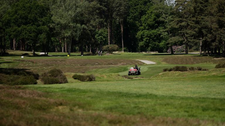 (AP) Los campos de golf en Inglaterra cerrarán con efecto inmediato