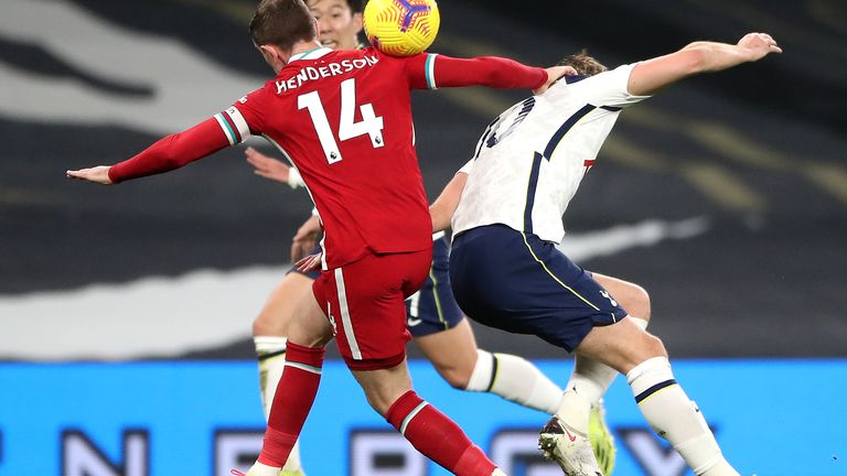 Harry Kane subisce un colpo alla caviglia sinistra dopo uno scontro aereo con Jordan Henderson