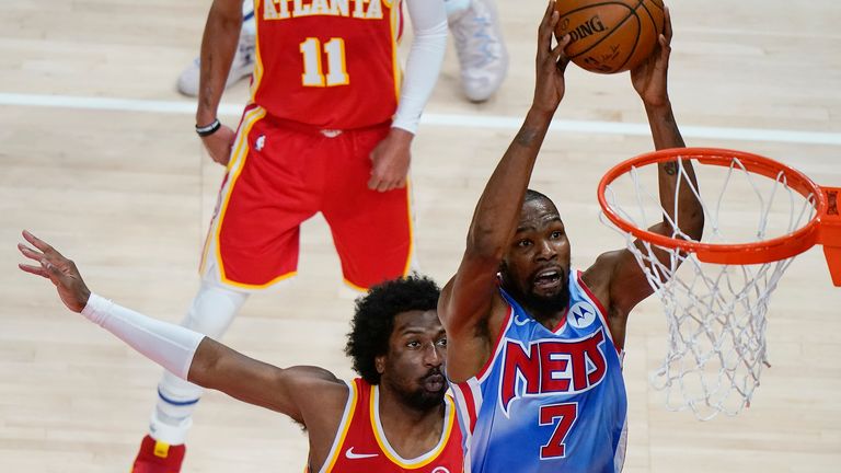 Brooklyn Nets forward Kevin Durant shoots next to Atlanta Hawks&#39; Solomon Hill