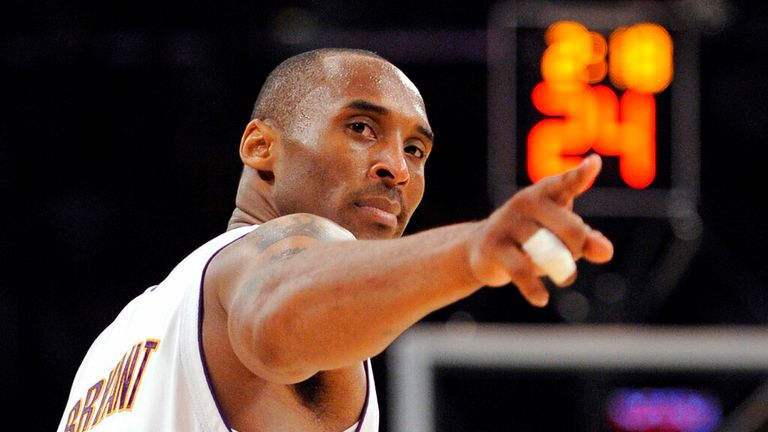 AP - En esta fotografía de archivo del 7 de junio de 2009, el escolta de Los Angeles Lakers, Kobe Bryant (24), apunta a un jugador detrás de él después de hacer una canasta en los últimos segundos contra el Orlando Magic en el Juego 2 de las finales de baloncesto de la NBA.