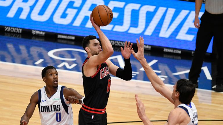 Chicago Bulls&#39; Zach LaVine (8) goes up to shoot against Dallas Mavericks&#39; Boban Marjanovic (51) and Josh Richardson (0) during the first half of an NBA basketball game Sunday, Jan. 3, 2021, in Chicago. (AP Photo/Paul Beaty)


