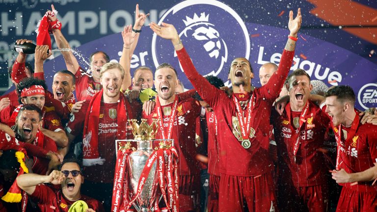 Los jugadores del Liverpool celebran con el trofeo de la Premier League tras el partido de la Premier League en Anfield, Liverpool.  PA Photo.  Fecha de la imagen: miércoles 22 de julio de 2020. Vea la historia de PA SOCCER Liverpool.  El crédito de la foto debe leer: Phil Noble / NMC Pool / PA Wire.  RESTRICCIONES: USO EDITORIAL ÚNICAMENTE No usar con audio, video, datos, listas de partidos, logotipos de clubes / ligas o & # 34; en vivo & # 34; no autorizados.  servicios.  El uso en línea dentro del partido está limitado a 120 imágenes, sin emulación de video.  No se utiliza en apuestas, juegos o publicaciones de un solo club / liga / jugador.