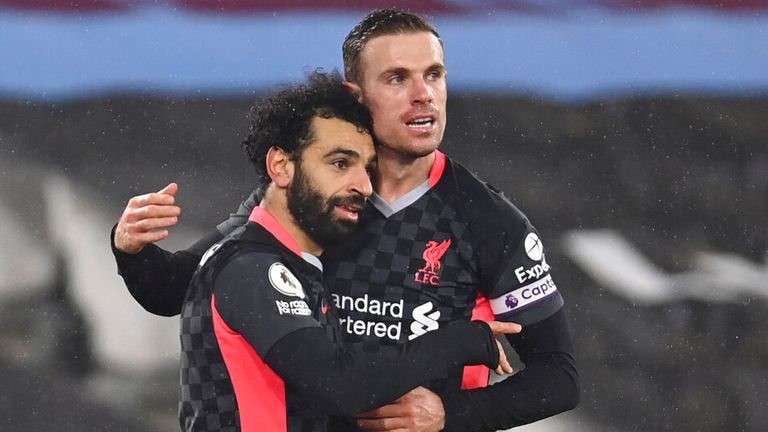 Mohamed Salah est félicité par Jordan Henderson après sa deuxième frappe