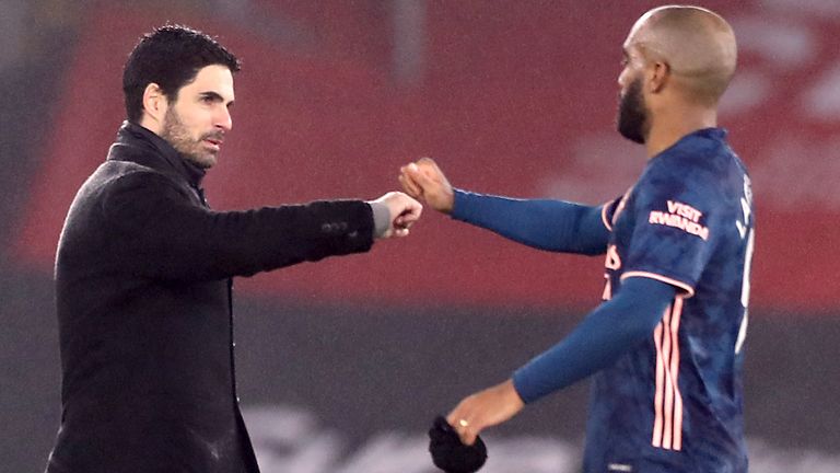 Mikel Arteta congratulates Alexandre Lacazette at St Mary&#39;s