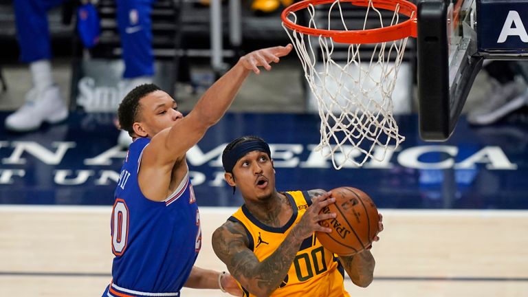 El alero de los New York Knicks, Kevin Knox II, a la izquierda, defiende mientras el escolta de los Utah Jazz Jordan Clarkson (00) va a la canasta en la segunda mitad durante un juego de baloncesto de la NBA el martes 26 de enero de 2021 en Salt Lake City.  (Foto AP / Rick Bowmer)