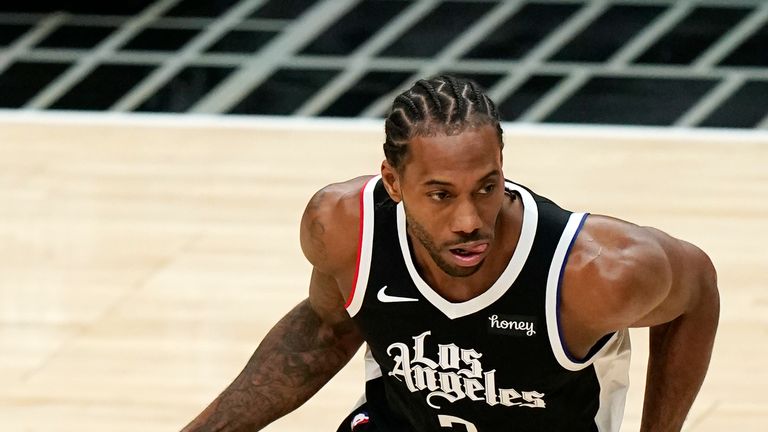 Los Angeles Clippers forward Kawhi Leonard (2) dribbles against the Chicago Bulls during the first half of an NBA basketball game Sunday, Jan. 10, 2021, in Los Angeles. (AP Photo/Marcio Jose Sanchez)


