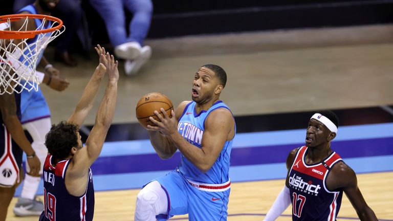 Houston Rockets & # 39;  Eric Gordon conduce a la red contra Washington Wizards '  Raúl Neto, izquierda, e Isaac Bonga durante el tercer cuarto de un juego de baloncesto de la NBA el martes 26 de enero de 2021 en Houston.  (Carmen Mandato / Pool Photo vía AP)