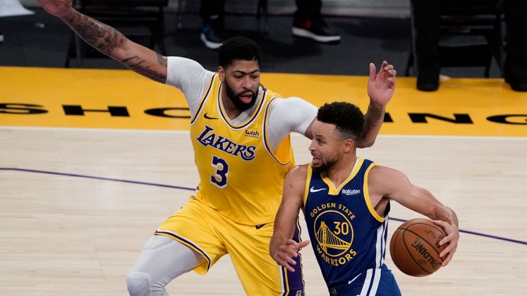 Los Angeles Lakers&#39; Anthony Davis, left, pressures Golden State Warriors&#39; Stephen Curry during the second half of an NBA basketball game, Monday, Jan. 18, 2021, in Los Angeles. The Warriors won 115-113. (AP Photo/Jae C. Hong)



