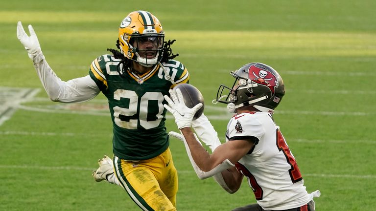 Tampa Bay Buccaneers&#39; Scott Miller catches a 39-yard touchdown pass against Green Bay Packers&#39; Kevin King during the first half of the NFC championship NFL football game in Green Bay, Wis., Sunday, Jan. 24, 2021. (AP Photo/Morry Gash)


