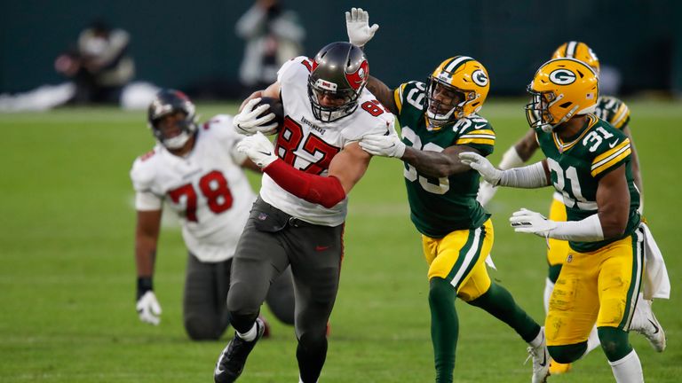 Green Bay Packers&#39; Ka&#39;dar Hollman (29) and Adrian Amos try to stop Tampa Bay Buccaneers&#39; Rob Gronkowski during the second half of the NFC championship NFL football game in Green Bay, Wis., Sunday, Jan. 24, 2021. (AP Photo/Matt Ludtke)


