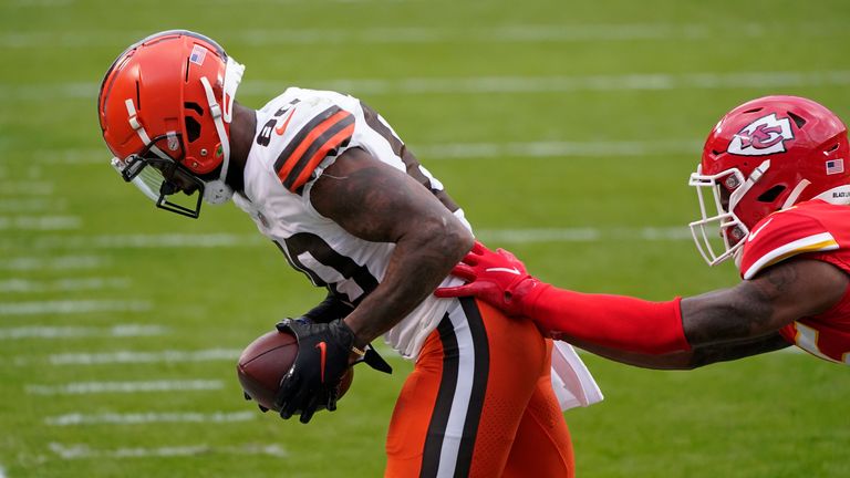 Cleveland Browns wide receiver Jarvis Landry catches a 4-yard touchdown pass in front of Kansas City Chiefs cornerback Charvarius Ward, right, during the second half of an NFL divisional round football game, Sunday, Jan. 17, 2021, in Kansas City. (AP Photo/Charlie Riedel)



