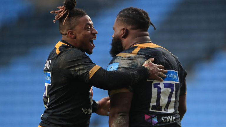 Wasps' Paola Odogwu (left) congratulates Simon McIntyre (right) after his try during the Gallagher Premiership match at the Ricoh Arena, Coventry.