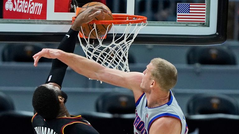 Cleveland Cavaliers&#39; Andre Drummond dunks the ball against Detroit Pistons&#39; Mason Plumlee
