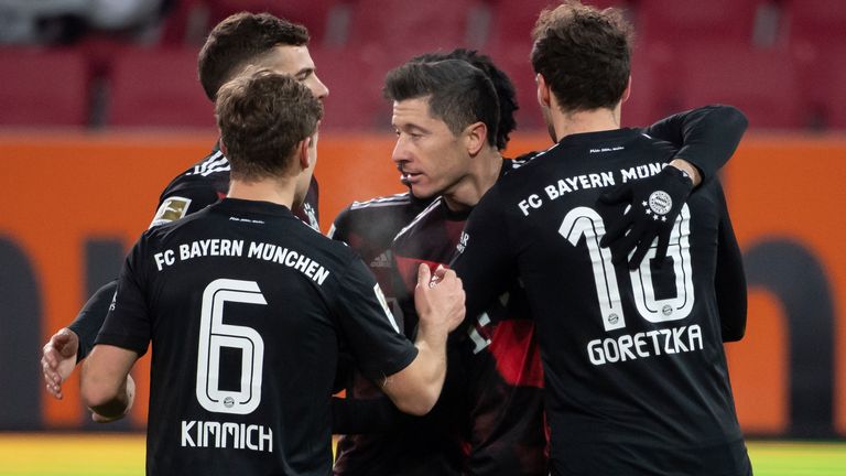 Robert Lewandowski si udržel působivou úroveň skóre tím, že v 16 zápasech vstřelil svůj 22. gól v Bundeslize