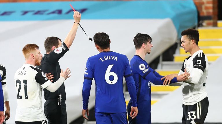 Jucătorul lui Fulham, Anthony Robinson (dreapta), apare pe cartonașul roșu live pentru a-l provoca pe Chelsea Cesar Azpilicueta (nu este în imagine) în timpul meciului din Premier League din Craven Cottage, Londra.