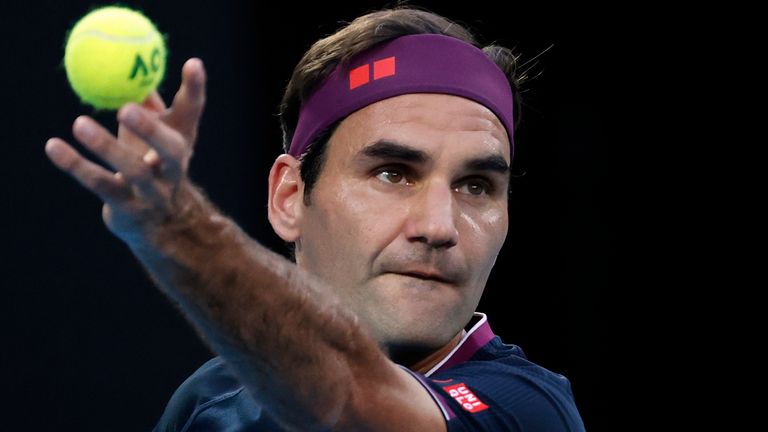 Federer continúa recuperándose de dos operaciones en su rodilla derecha