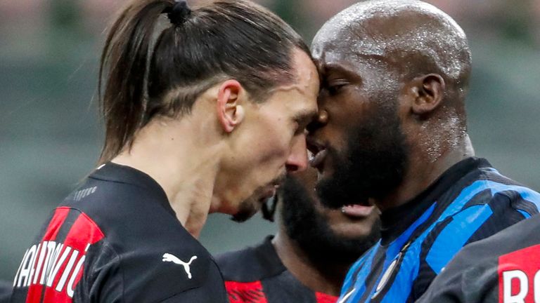 AC Milan's Zlatan Ibrahimovic, center left, and Inter Milan's Romelu Lukaku, center right, argue during an Italian Cup round of 8 soccer match between Inter Milan and AC Milan (AP image)