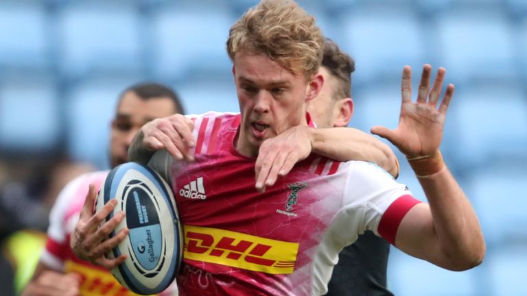 Harlequins' Louis Lynagh is tackled by Wasps' Matteo Minozzi 