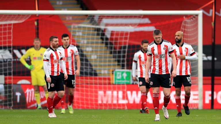 Los jugadores del Sheffield United lucen abatidos tras conceder un gol temprano a los Spurs