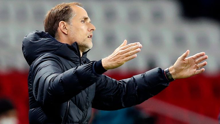 L'entraîneur-chef du PSG, Thomas Tuchel, fait des gestes alors qu'il se tient sur la ligne de touche lors du match de football de la Ligue française entre le Paris Saint-Germain et Angers au Parc des Princes à Paris, en France, le vendredi 2 octobre 2020 (AP) Photo / François Mori)