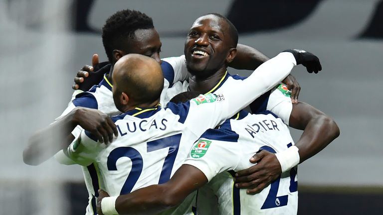 Moussa Sissoko celebra el adelanto de los Spurs en la semifinal de la Copa Carabao