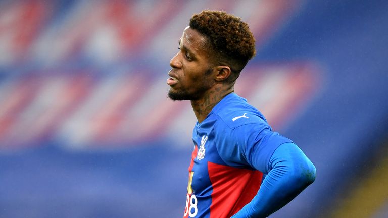 Wilfried Zaha toont zijn frustratie tijdens de eerste 45 minuten zonder doelpunten