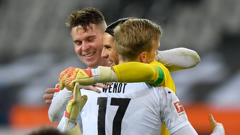 Mooenchengladbach's players, including goalkeeper Yann Sommer (M) and Oscar Wendt, celebrate victory