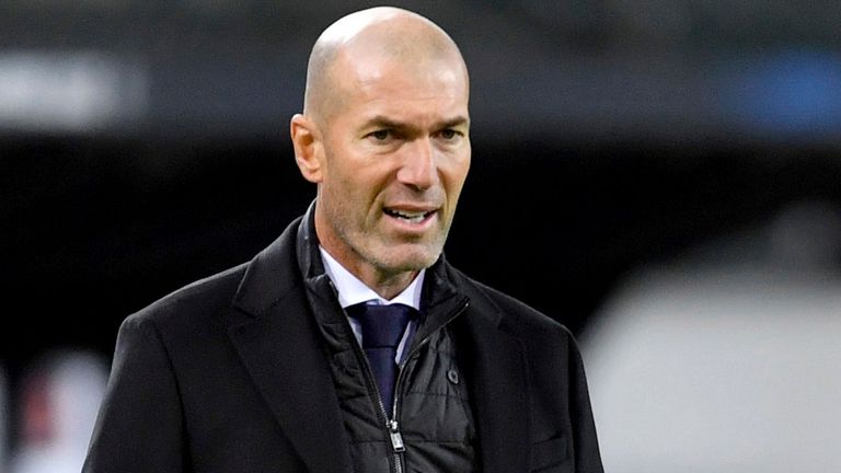 27 October 2020, North Rhine-Westphalia, M&#39;nchengladbach: Football: Champions League, Group stage, Group B, 2nd matchday, Borussia M&#39;nchengladbach - Real Madrid at the stadium in Borussia-Park. Coach Zinedine Zidane (l) of Madrid is standing on the edge of the field. Photo by: Marius Becker/picture-alliance/dpa/AP Images