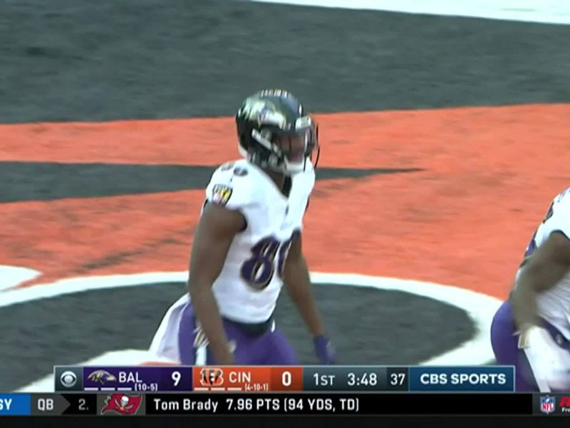 Lamar Jackson Tries To Drive Cart On The Field Before Playoff Game  Lamar  Jackson almost went full Beastmode on everyone, trying to drive the cart on  the field 