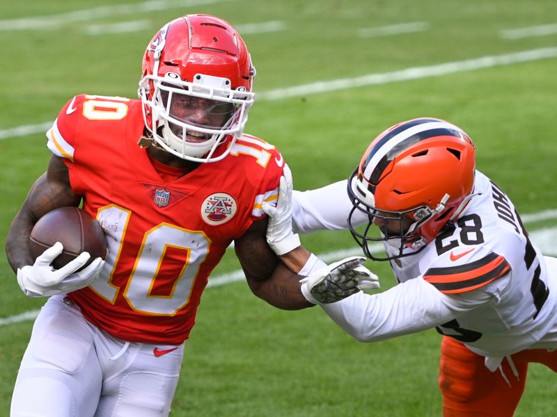 After losing Mahomes, Chiefs and Henne hold off Browns 22-17