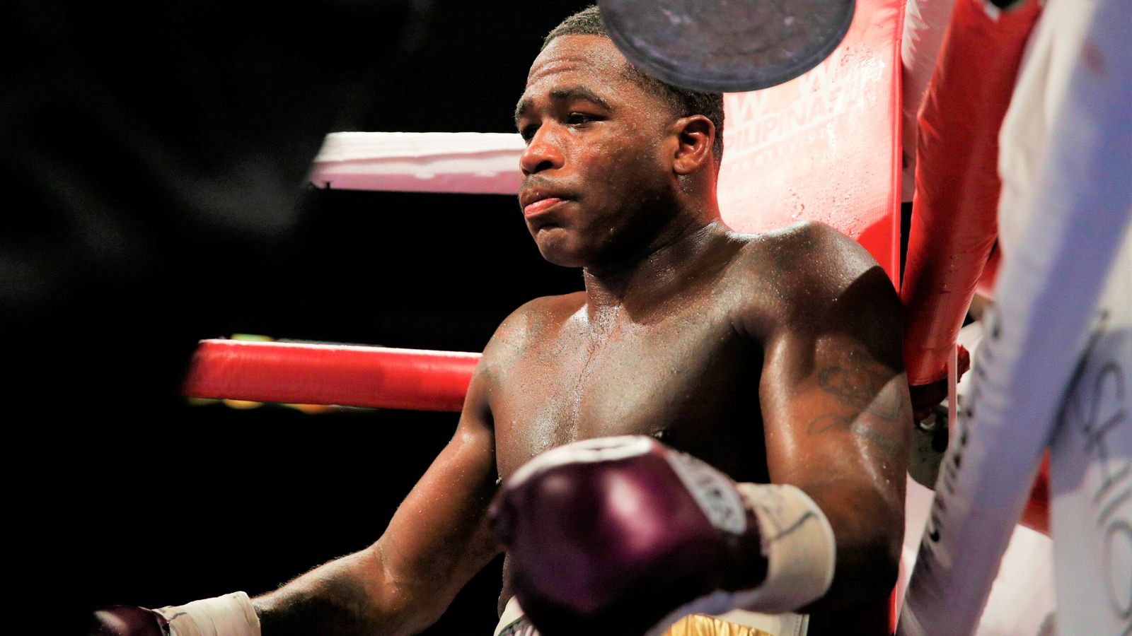 Adrien Broner defeats Jovanie Santiago on points but fails to impress