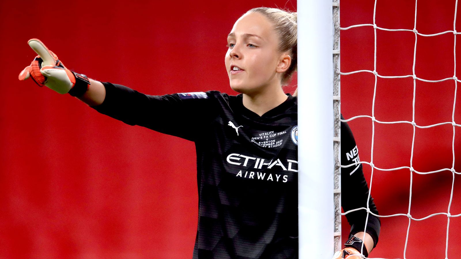 Ellie Roebuck signs new Man City Women contract, extending stay for a ...