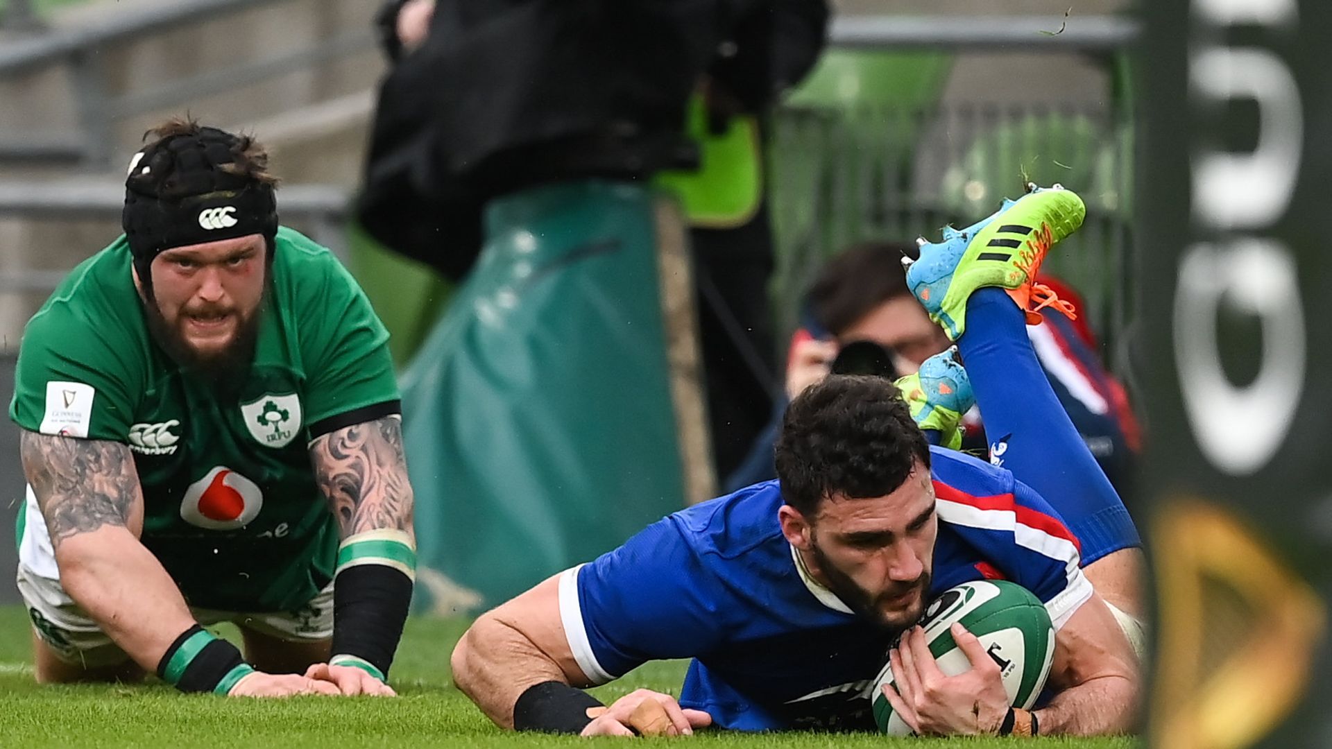 France resist Ireland fightback to go top of Six Nations