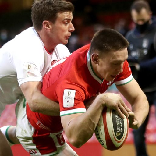 Wales clinch Triple Crown with controversial win over England